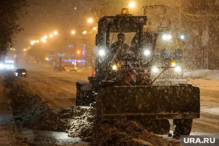 Города и поселки Челябинской области двое суток утопают в снегу