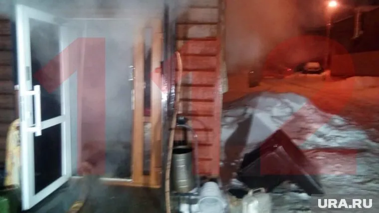 Воды было так много, что она выливалась через порог