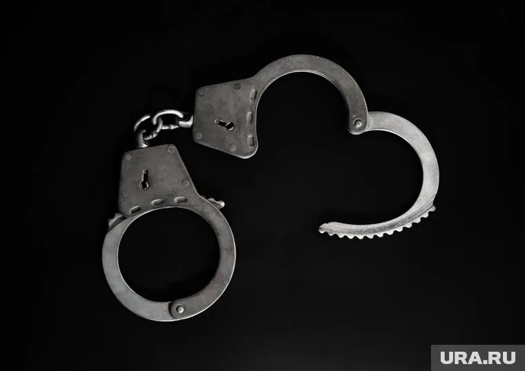 Во время застолья мужчина сорвал цепочку с шеи знакомого и ушел