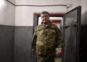 Порошенко после допроса забросали яйцами