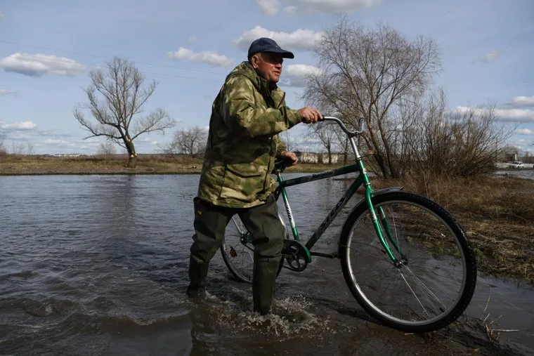 Затопленный из-за паводка микрорайон Тополя в Кургане. Курган