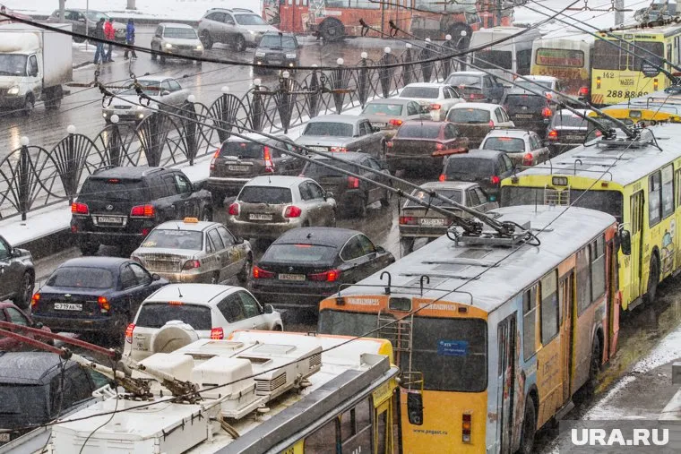 Екатеринбуржцы не могут попасть на работу из-за пробок