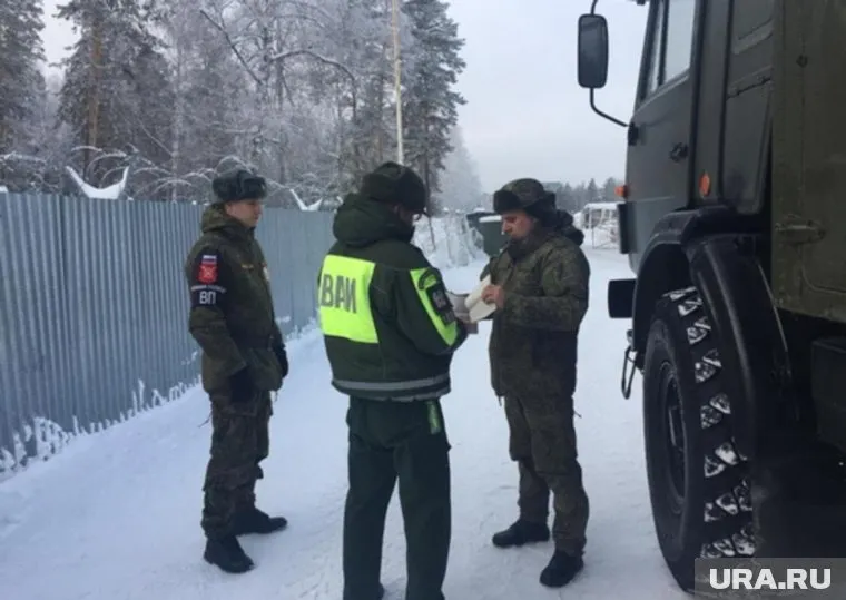 Инспекторы напомнили водителям о требованиях к перевозке личного состава и особенностях управления автомобилем зимой