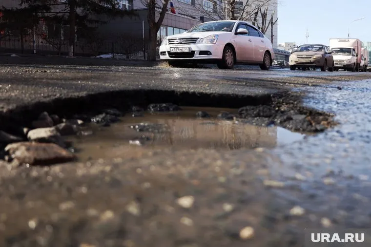 Житель Березовского ехал ночью на машине и не заметил большую яму на дороге, в итоге наскочил на нее и повредил авто