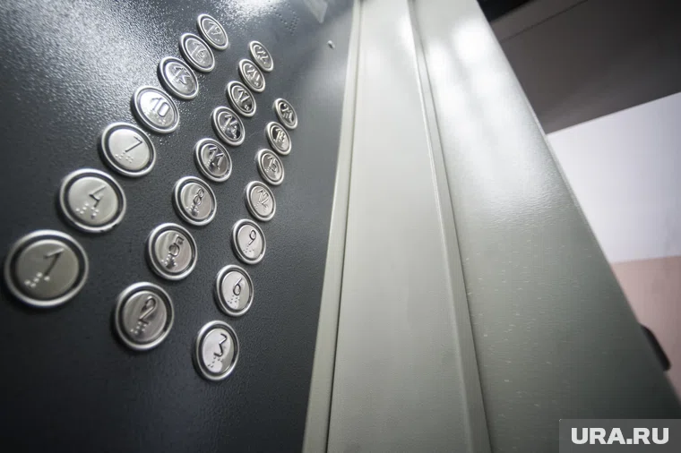 Кабина лифта с женщиной внутри сорвалась с 13 этажа в Москве