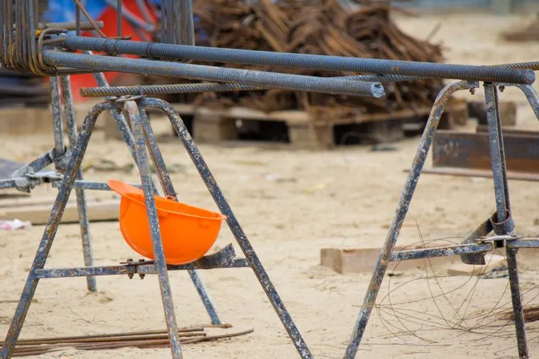 Комарова и Якушев. Окружная больница и МФЦ. Нижневартовск., каска, строительство, стройка