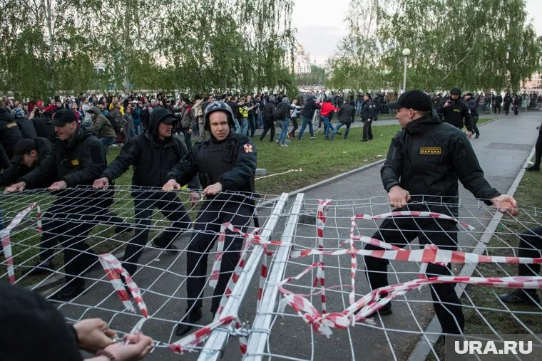 Жителю Екатеринбурга грозит срок за порчу забора