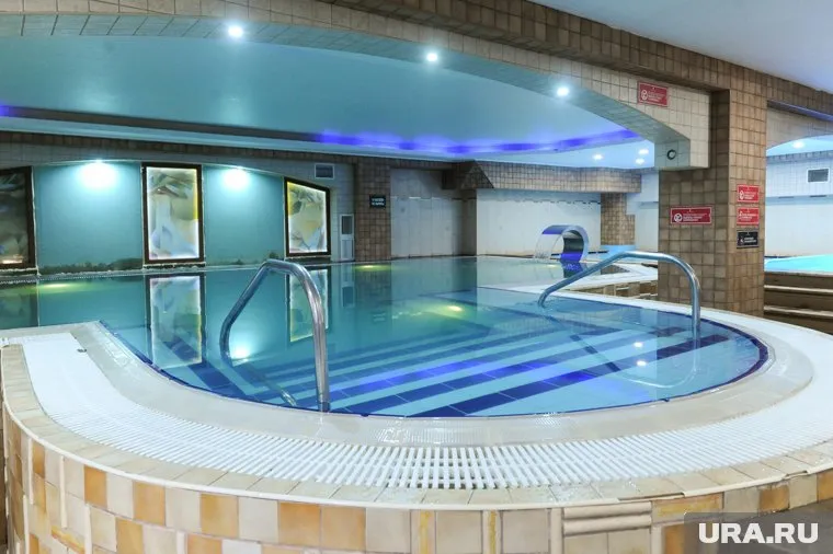 Внутри дома расположен бассейн