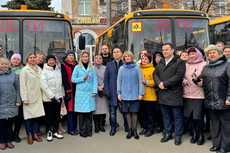 Вручение школьных автобусов и машин скорой помощи. Курган
