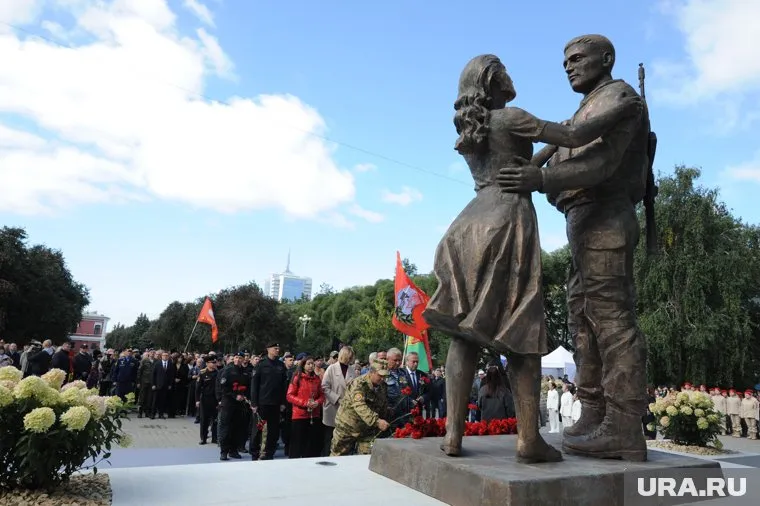 Новый монумент расположился на Бульваре Славе там же, где и Вечный огонь