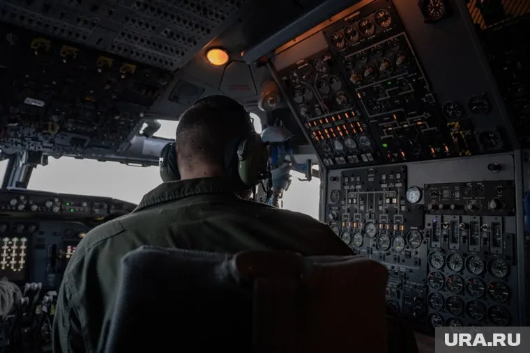 Boeing RC-135 ВВС США на восемь минут залетел за границу РФ