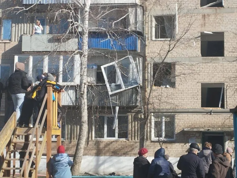 Взрывной волной в квартирах выбило окна
