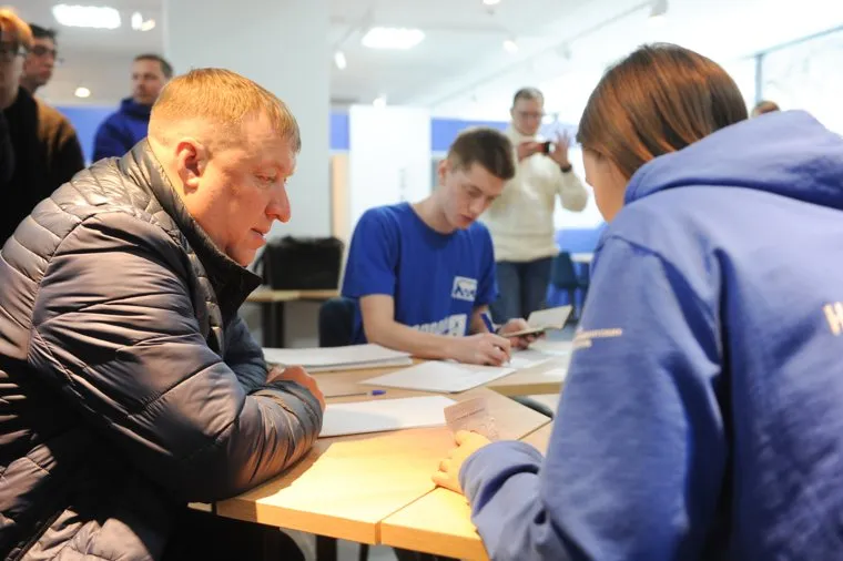 Хоккеисты команды Трактор в Штабе общественной поддержки Путина. Выборы 2024. Челябинск
