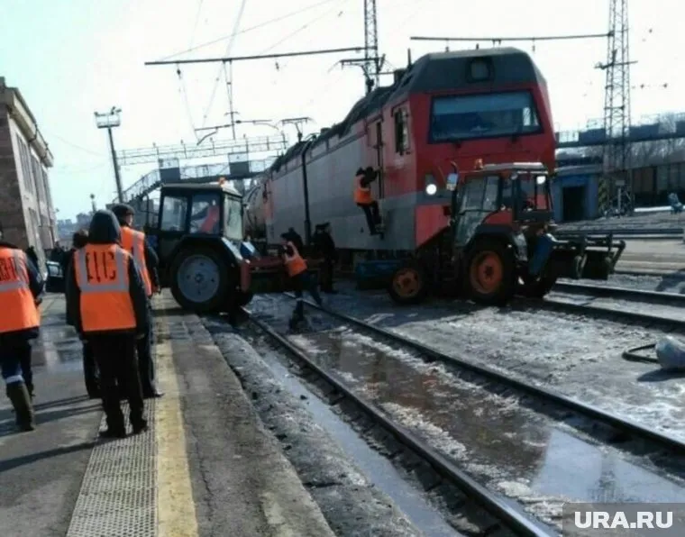 Электровоз смял кабину трактора