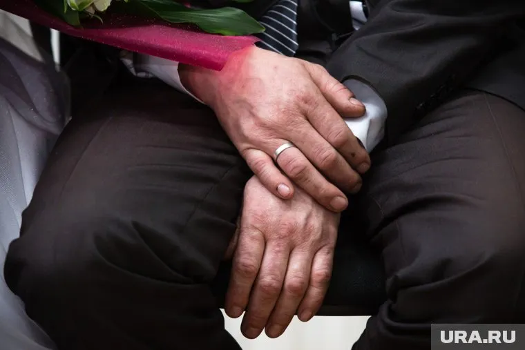 Самыми популярными месяцами для покупки помолвочных колец стали июль и август