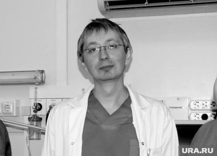 По слова коллег, Казанцев — настолько уникальный специалист, что заменить его на операциях некем