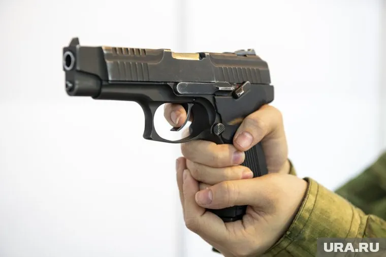 Мужчина был вооружен ножом и пистолетом