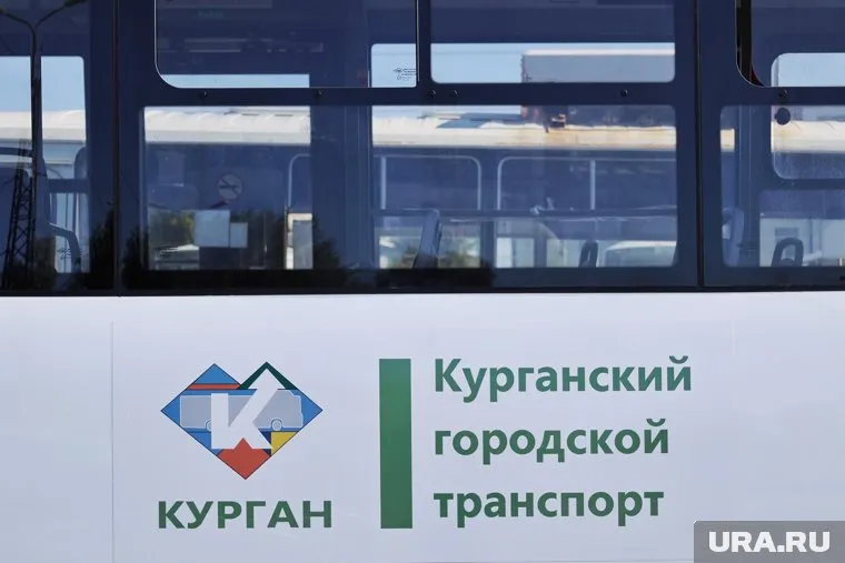 В Кургане возле Дома Быта автобус провалился в щебенку