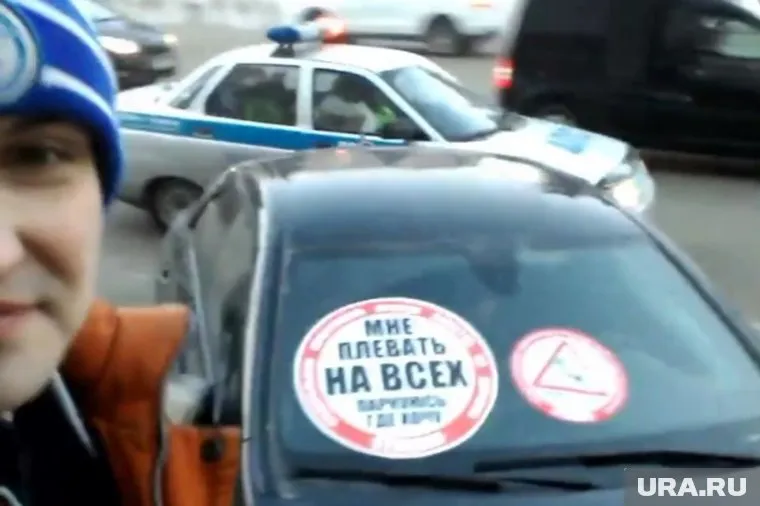 Активисты движения "СтопХам" обклеивают машины в центре Челябинска