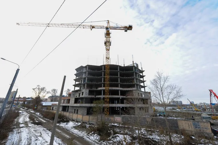 Стройки к саммитам ШОС и БРИКС. Челябинск, свободы4, стройка лакницкого