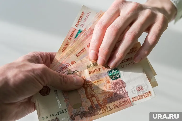 Средние зарплаты педагогов и госслужащих выросли до 54 тысяч рублей