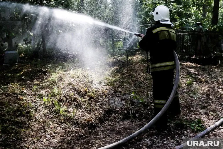 На пожаре работают 33 спасателя