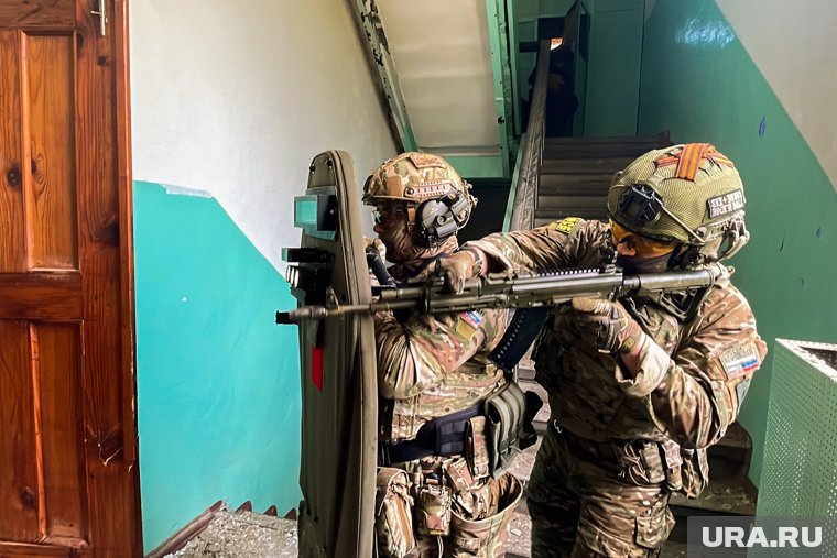 «Брали штурмом»: задержан свердловчанин, угрожавший взорвать квартиру с заложниками. Видео