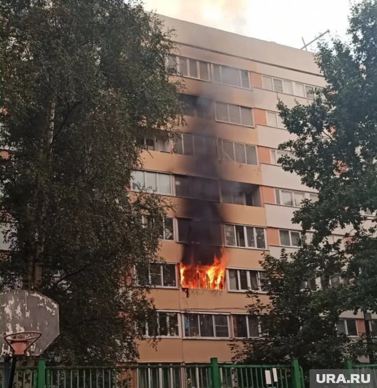 После взрыва в доме начался пожар
