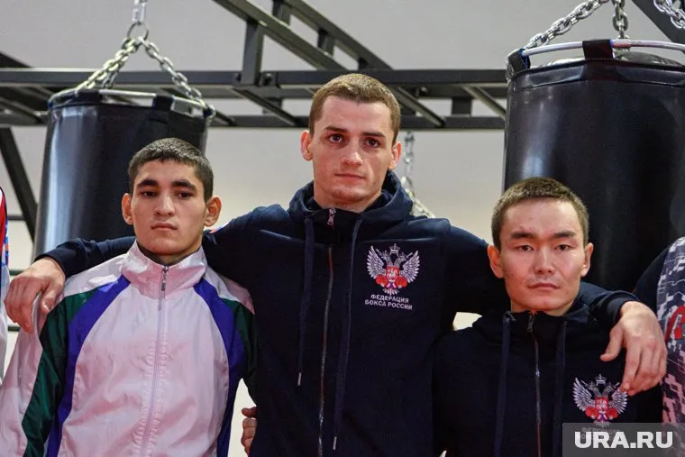 Глеб Бакши (в черном) выйдет на ринг в 9:18 по московскому времени, Альберт Батыргазиев — в 9:35