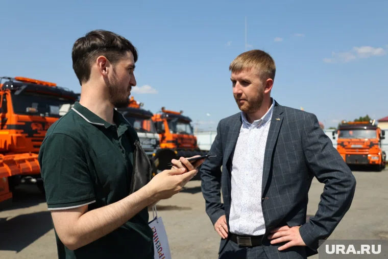 Опытный управленец Андрей Шумаков (справа) возглавил завод дорожной техники в Кургане