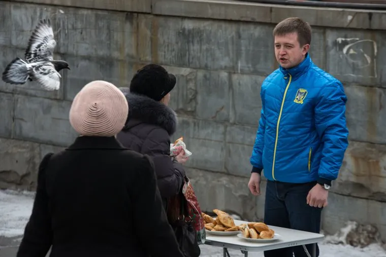 Митинг ЛДПР у Макдональдса на 8 Марта (у метро Площадь 1905 года). Екатеринбург., пирожки, торощин игорь