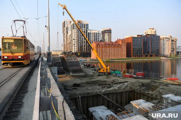 Макаровский мост — одна из главных транспортных артерий столицы Урала