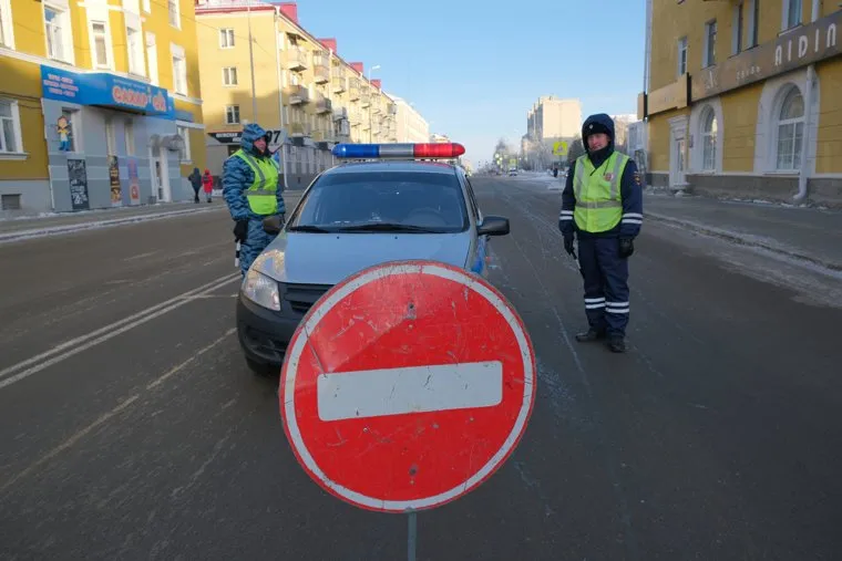  Елка губернатора. Курган, кирпич, знак стоп, улица карла маркса, гибдд