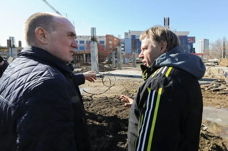 Обход Борисом Дубровским места строительства конгресс-холла Таганай 2020 на улице Труда. Челябинск, дубровский борис, стройка, наговицын алексей, конгресс-холл таганай2020