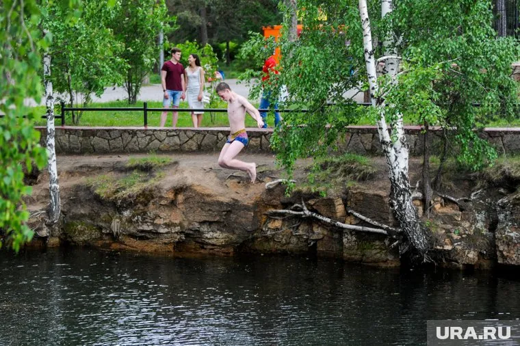 Подростки в жару часто купаются в карьере (фото из архива)