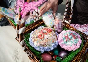 Пермяков в Пасху зовут плести хвойные венки и хоронить насекомых