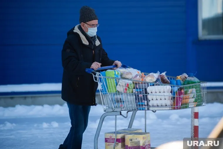 Россияне бросились скупать продукты в магазинах
