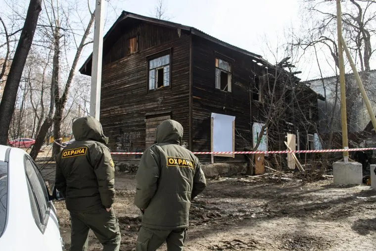 Работа следователей в сгоревшем доме на улице Омская. Екатеринбург