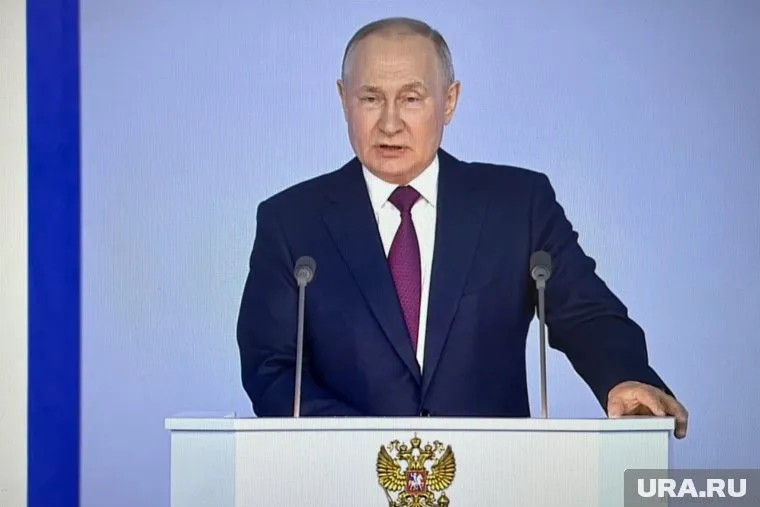 Нужно увеличить производство лекарств, в том числе и с целью независимости от иностранных предприятий, отметил Путин