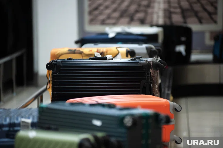 Сотни пассажиров вынуждены часами ждать своих чемоданов