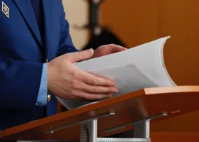 Подельник экс-прокурора из Екатеринбурга подрался и пытался передать взятку