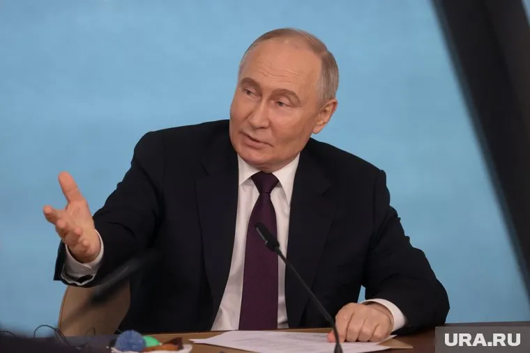 Владимир Путин поприветствовал президента Боливии, который приехал в Россию на ПМЭФ