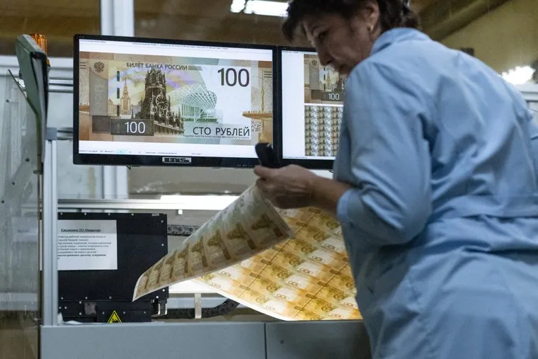 Печать сторублевой купюры на фабрике "Гознак" в Москве. Москва