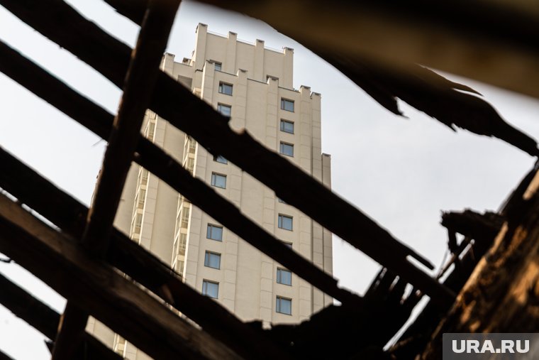 В Кургане после дождей обрушилась крыша дома, которому 70 лет. Видео