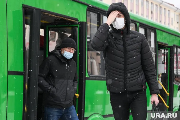 В общественном транспорте все еще опасно находиться без маски