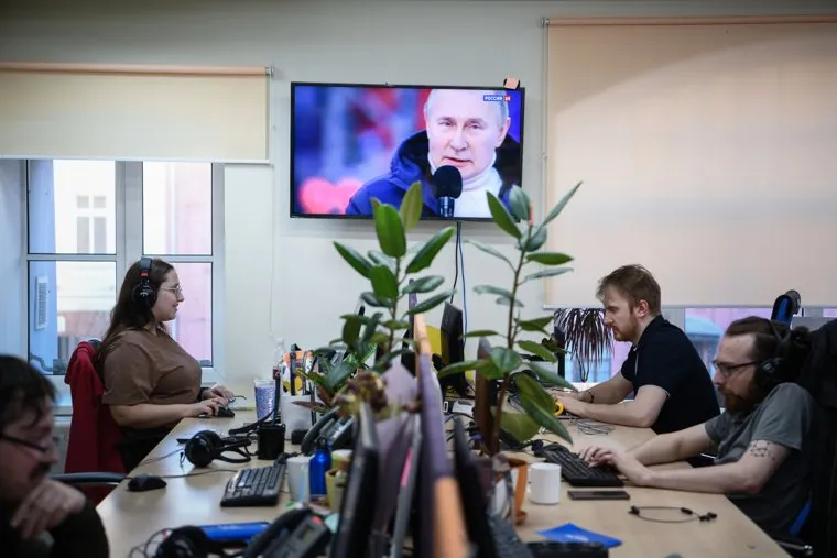 Владимир Путин в телевизоре в ньюсруме URA.RU. Екатеринбург