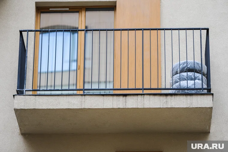 Тюменца сбросили с балкона из-за ревности