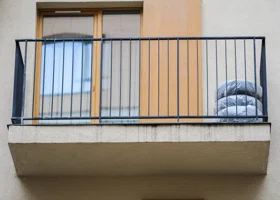 Тюменец сбросил знакомого с балкона из-за ревности