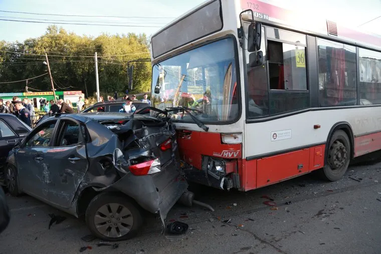 Авария с автобусом с отказавшими тормозами в Перми на ул 1905 года