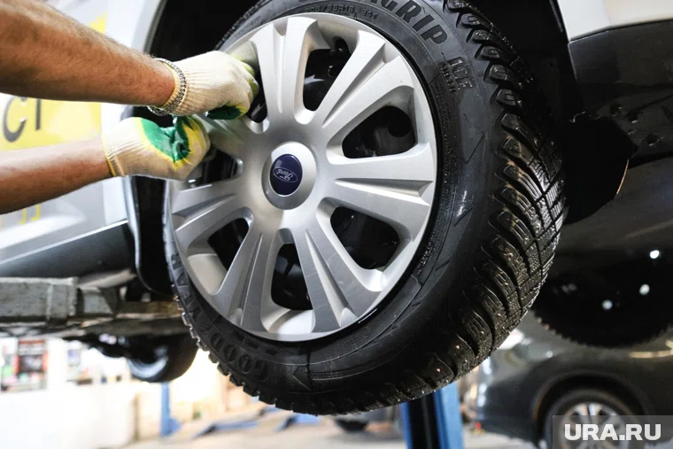 Из-за холодов курганским водителям посоветовали поменять шины